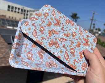 Bandeja enrollable con forma de mariposa y flores con tapa magnética. Bonita bandeja enrollable pequeña. Bandeja enrollable de metal.