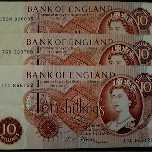 Könnte beinhalten: Drei Zehn-Schilling-Noten der Bank of England mit einem Porträt von Königin Elisabeth II. Die Noten sind aus dem Jahr 1960 und haben die Seriennummern C52N 026035, 75R 320788 und 14U 858122.