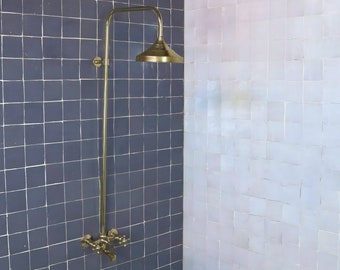 Système de douche en laiton non laqué avec douchette à main, pommeau de douche rond, tuyau apparent et poignées personnalisables