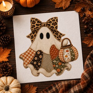 PNG de fantasma de patchwork con lazo de leopardo y bolsa de calabaza, diseño de sublimación de Halloween