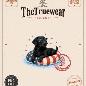 Può includere: Un'illustrazione digitale di un Labrador retriever nero che indossa occhiali da sole con motivo a stelle, mentre galleggia su un salvagente a strisce rosse, bianche e blu nell'acqua. L'immagine presenta il testo TheTruewear, EST. 2024 e PNG FILE.