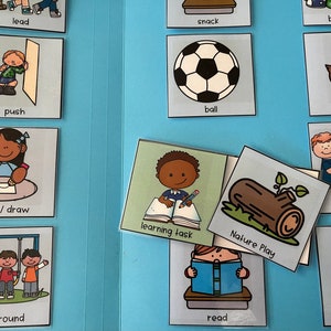 Op de afbeelding: Een verzameling ge&iuml;llustreerde kaarten met verschillende activiteitsprompts, waaronder "lead", "push", "cut/draw", "playground", "snack", "ball", "chickens", "learning task", "Nature Play", "read", "hug" en "shared play". De kaarten zijn gerangschikt op een lichtblauwe ondergrond.