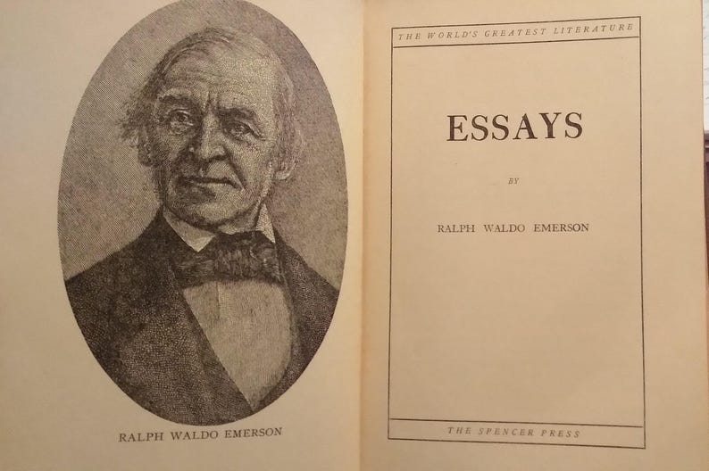 Pode incluir: Um livro aberto com um retrato de Ralph Waldo Emerson e a p&aacute;gina de t&iacute;tulo do seu livro "Essays". O retrato est&aacute; em uma moldura oval, e a p&aacute;gina de t&iacute;tulo inclui o texto "ESSAYS" e "RALPH WALDO EMERSON."