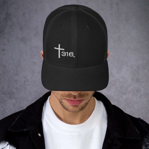 Puede incluir: Gorra de camionero negra de malla con una cruz blanca y el número 316 bordado en la parte delantera.
