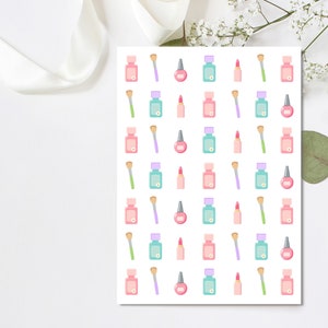Op de afbeelding: Een wit vel papier met een herhalend patroon van roze, blauwe en groene nagellak flesjes, lippenstift tubes en make-up kwasten.