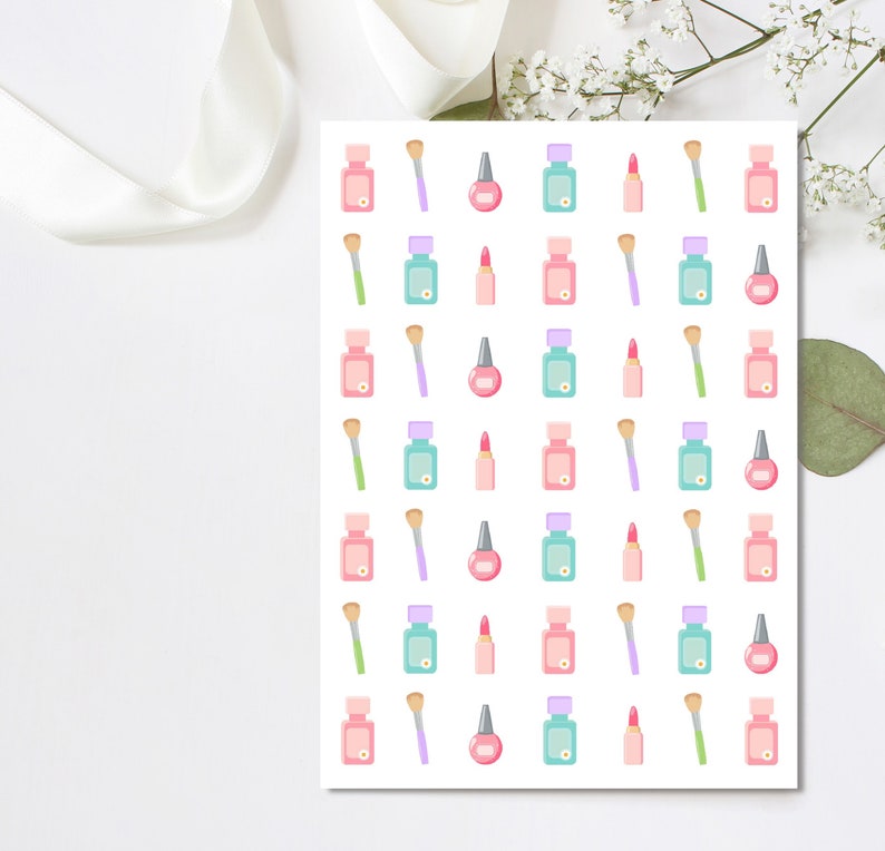 Op de afbeelding: Een wit vel papier met een herhalend patroon van roze, blauwe en groene nagellak flesjes, lippenstift tubes en make-up kwasten.