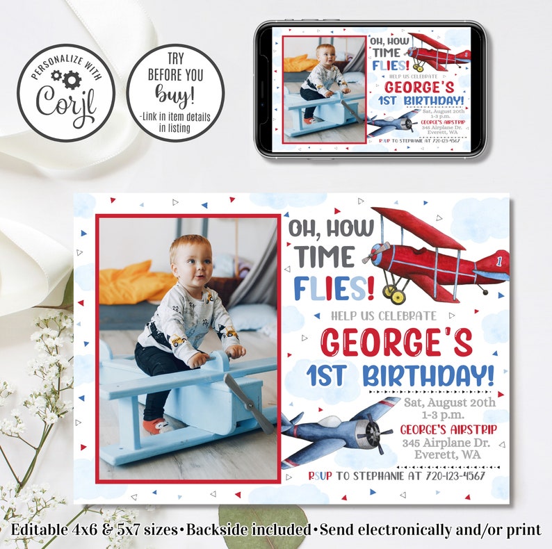 K&ouml;nnte beinhalten: Eine blaue und rote Einladung zum ersten Geburtstag mit Flugzeug-Motiv und einem Foto eines kleinen Jungen auf einem Spielzeugflugzeug. Die Einladung lautet "Oh, How Time Flies! Help Us Celebrate George's 1st Birthday!" mit Datum, Uhrzeit und Ort der Party.
