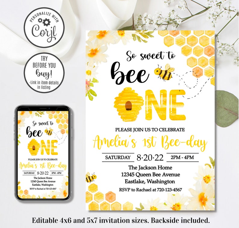 Puede incluir: Una invitaci&oacute;n de fiesta de primer cumplea&ntilde;os de abejas amarilla y blanca con un dise&ntilde;o de abeja y panal. La invitaci&oacute;n dice "So sweet to bee one" e incluye el texto "Please join us to celebrate Amelia's 1st Bee-day". La invitaci&oacute;n tambi&eacute;n incluye la fecha, la hora y la ubicaci&oacute;n de la fiesta.