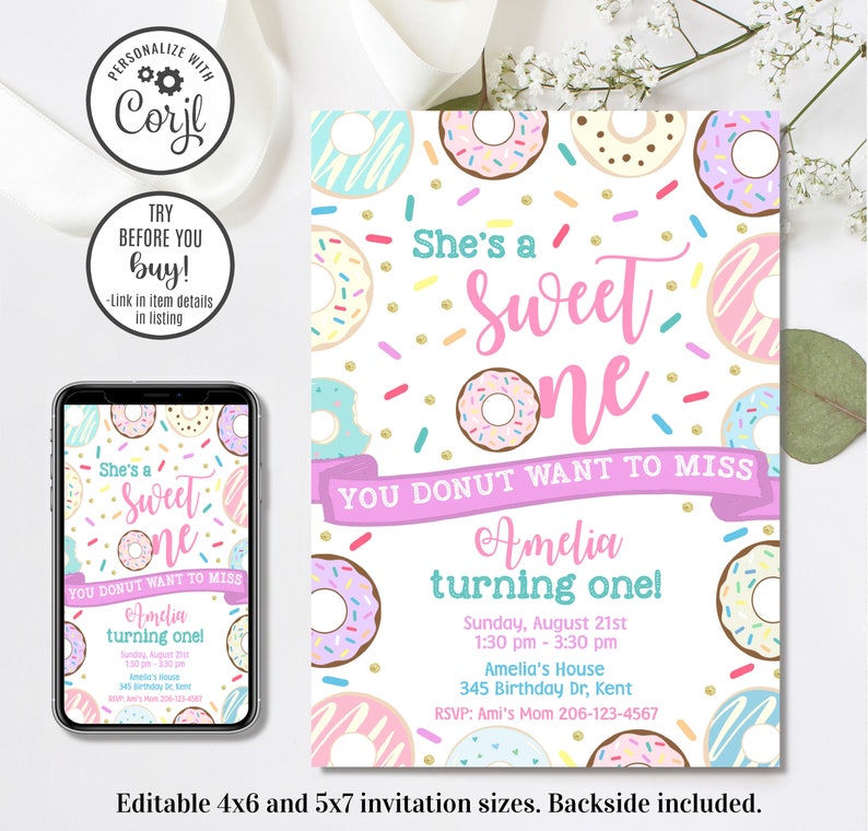 Pu&ograve; includere: Un invito stampabile per un primo compleanno a tema ciambelle con sfondo rosa e bianco. L'invito presenta un motivo a ciambelle, codette e il testo "She's a Sweet One You Donut Want to Miss".