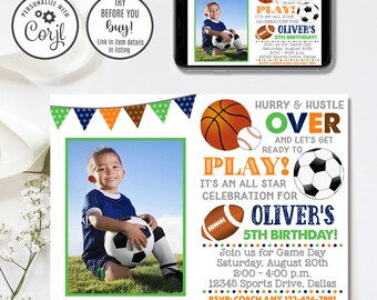 Op de afbeelding: Een sport-thema verjaardagsuitnodiging met een foto van een jongen die een voetbal vasthoudt. De uitnodiging bevat een basketbal, een honkbal, een American football en een voetbal. De tekst luidt "Hurry & Hustle Over and Let's Get Ready to Play! It's an All Star Celebration for Oliver's 5th Birthday! Join us for Game Day Saturday, August 20th 2:00-4:00 p.m. 12345 Sports Drive, Dallas RSVP: COACH AMY 123-456-7891"