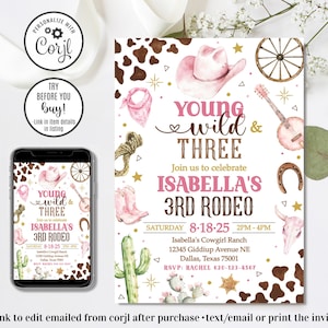 Könnte beinhalten: Eine druckbare Einladung zu einer 3. Geburtstagsfeier für ein Mädchen mit Western-Thema. Die Einladung zeigt einen rosafarbenen Cowboyhut, einen Kuhschädel, ein Hufeisen und den Text "Young Wild & Three, Isabella's 3rd Rodeo".