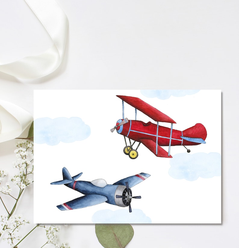 K&ouml;nnte beinhalten: Zwei Aquarell-Illustrationen von Flugzeugen vor einem wei&szlig;en Hintergrund mit blauen Wolken. Das obere Flugzeug ist rot mit blauen Akzenten und das untere Flugzeug ist blau mit roten Akzenten.
