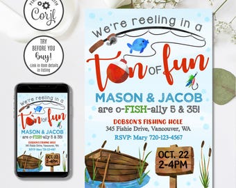 Könnte beinhalten: Eine blaue und weiße Einladung mit einer Cartoon-Angelrute und einem roten und weißen Angelköder. Der Text lautet "We're reeling in a ton of fun Mason & Jacob are o-FISH-ally 5 & 35! Dobson's Fishing Hole 345 Fishie Drive, Vancouver, WA RSVP: Mary 720-123-4567 Oct. 22 2-4PM".