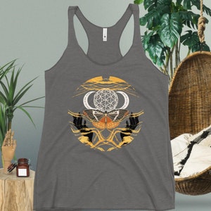 Camisetas De Polilla, Semilla De Vida, Niño Luna, Tabla De Tallas, Ropa De Yoga, Ropa Activa, Camisa Trippy, Moda Alternativa, Estilo Gitano, Tanque De Siguiente Nivel, Boho