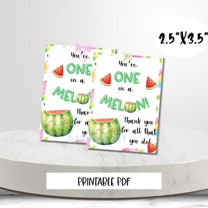 Può includere: Due biglietti di ringraziamento stampabili a tema anguria. I biglietti sono bianchi con illustrazioni colorate di anguria e il testo "You're One in a Melon!" e "Thank you for all that you do!" I biglietti misurano 2,5 pollici per 3,5 pollici.