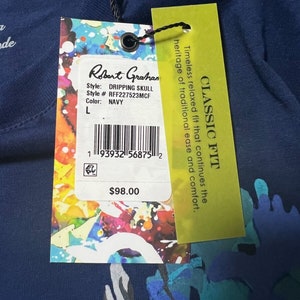 K&ouml;nnte beinhalten: Ein marineblaues T-Shirt mit einem farbenfrohen, abstrakten Druck. Das Etikett zeigt "Robert Graham", "Dripping Skull", "Style # RFF227523MCF", "Color: NAVY", "L" und "98,00 &euro;".