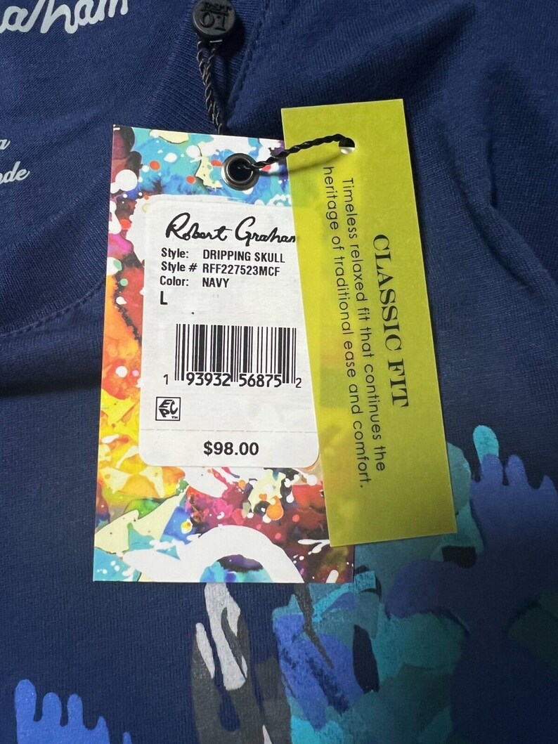K&ouml;nnte beinhalten: Ein marineblaues T-Shirt mit einem farbenfrohen, abstrakten Druck. Das Etikett zeigt "Robert Graham", "Dripping Skull", "Style # RFF227523MCF", "Color: NAVY", "L" und "98,00 &euro;".