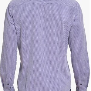 Puede incluir: Camisa abotonada de color lila claro con un peque&ntilde;o patr&oacute;n geom&eacute;trico repetitivo. La camisa de manga larga tiene un cuello cl&aacute;sico y pu&ntilde;os abotonados. La camisa est&aacute; hecha de una tela ligera.