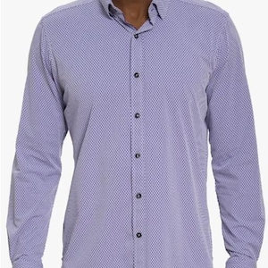 Puede incluir: Camisa de manga larga de color lila claro con un sutil patr&oacute;n geom&eacute;trico repetitivo. Tiene un cuello abotonado y botones negros en la parte delantera. Las mangas est&aacute;n abotonadas. La tela parece ligera, ideal para climas c&aacute;lidos.