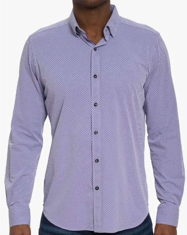 Puede incluir: Camisa de manga larga de color lila claro con un sutil patr&oacute;n geom&eacute;trico repetitivo. Tiene un cuello abotonado y botones negros en la parte delantera. Las mangas est&aacute;n abotonadas. La tela parece ligera, ideal para climas c&aacute;lidos.