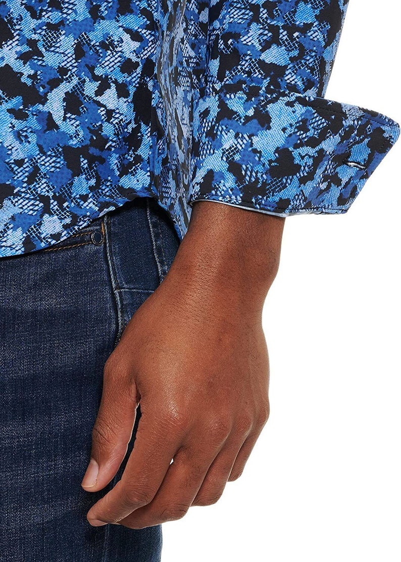 Pode incluir: Uma camisa de manga comprida com padr&atilde;o azul e preto com punho branco. A camisa &eacute; usada com jeans azul.