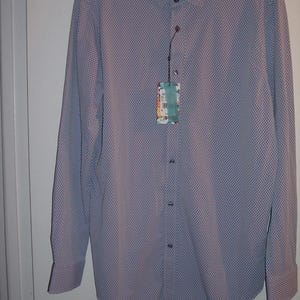 Puede incluir: Una camisa de manga larga con un peque&ntilde;o estampado de cuadros en tonos azules y blancos. La camisa tiene cuello y pu&ntilde;os cl&aacute;sicos, y una etiqueta adjunta cerca de los botones. La marca "Robert Graham" es visible en el cuello.