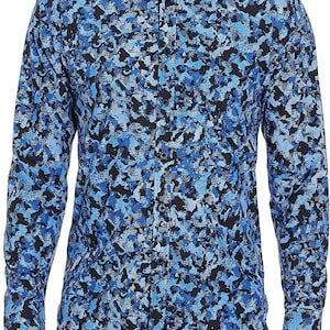 Pode incluir: Uma camisa azul de manga comprida com bot&otilde;es e um padr&atilde;o de camuflagem azul e branco.