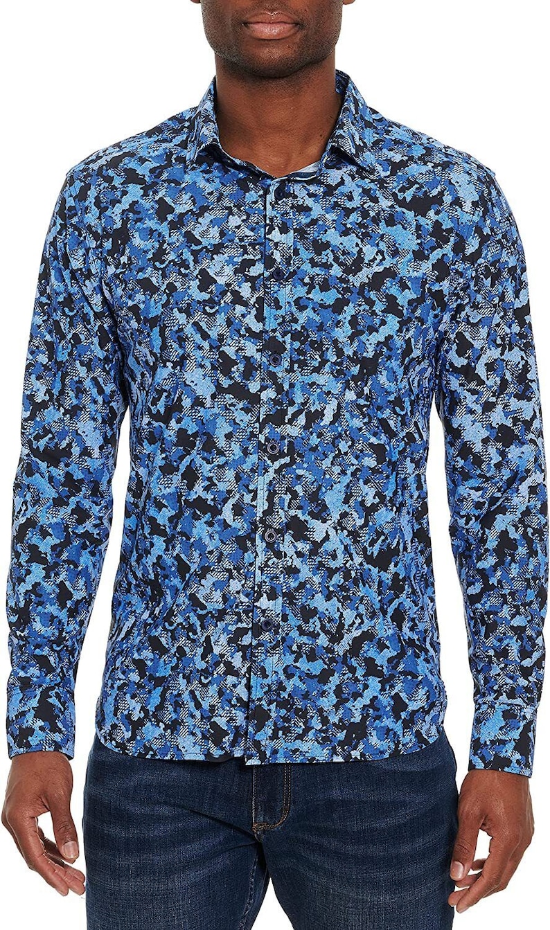 Pode incluir: Uma camisa azul de manga comprida com bot&otilde;es e um padr&atilde;o de camuflagem azul e branco.