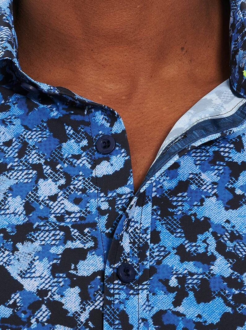 Pode incluir: Uma camisa azul e preta com bot&otilde;es e um padr&atilde;o de pele de cobra.