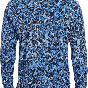 Pode incluir: Uma camisa de manga comprida com um padr&atilde;o de camuflagem azul e preto.