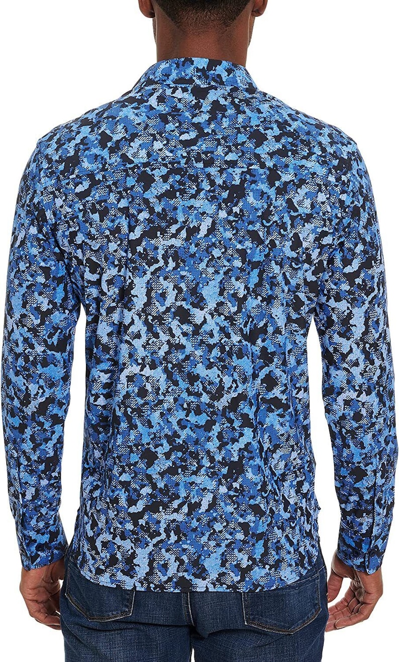 Pode incluir: Uma camisa de manga comprida com um padr&atilde;o de camuflagem azul e preto.