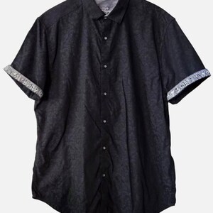 Puede incluir: Un conjunto de tres jarrones de cer&aacute;mica de diferentes alturas y formas. Los jarrones est&aacute;n esmaltados con un acabado blanco mate, ofreciendo una est&eacute;tica minimalista. El jarr&oacute;n m&aacute;s alto mide aproximadamente 25 cm.