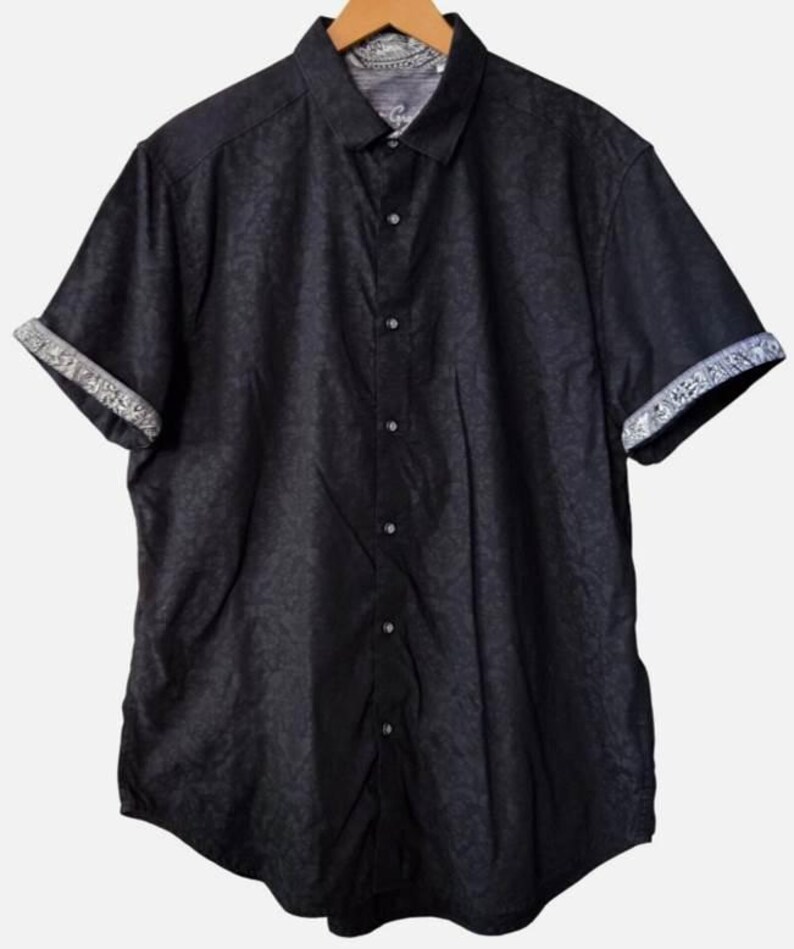 Puede incluir: Un conjunto de tres jarrones de cer&aacute;mica de diferentes alturas y formas. Los jarrones est&aacute;n esmaltados con un acabado blanco mate, ofreciendo una est&eacute;tica minimalista. El jarr&oacute;n m&aacute;s alto mide aproximadamente 25 cm.