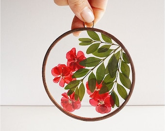 Red green ornament Floral Christmas gift Pressed botanicals Floral Xmas hanging decoration Red flowers Mini glass Floating ornament natural