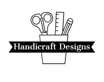 Può includere: Disegno in bianco e nero di una matita, un righello e delle forbici in una tazza. La tazza ha un nastro nero con il testo "Handicraft Designs" su di esso.