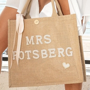 Personalized Bridal Tote Bag | Custom Name or Mrs. Jute Bag with Pearls Letters | Bride Tote, Bridesmaid Gift, Bachelorette Bag -pearls