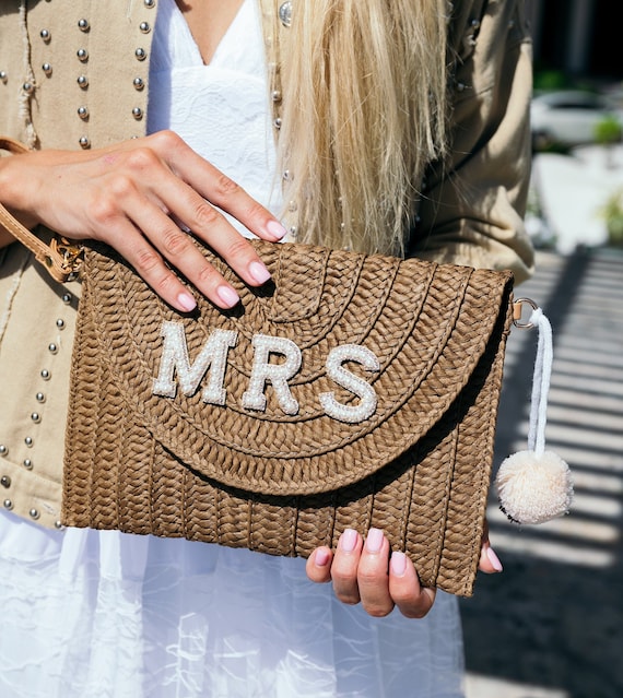 Pochette de voyage en paille personnalisée avec lettres de perles