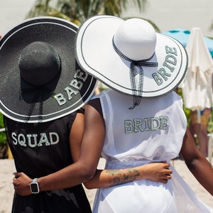 Cappelli da sposa e damigella d'onore, regalo per damigelle d'onore, cappello da sole personalizzato, cappelli da sole da damigella d'onore a tesa larga, Bride Squad, cappello da Babe, cappello da sole da sposa - grande toppa
