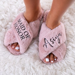 Mrs Slippers, Custom Fluffy slippers, Bride Slippers, White Wedding slippers, Bachelorette party slippers, Bride gift, Bridal shower gift, Engagement gift, Wedding gift, Bridal party gift, Bridesmaids slippers, Bachelorette gifts, Customized slippers