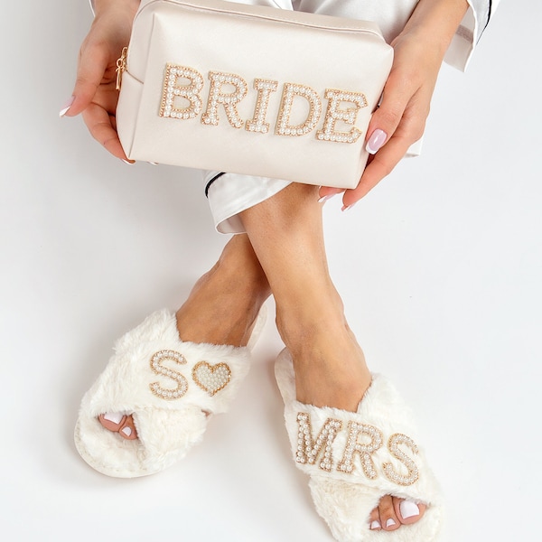 Custom Bride gifts set, Bride to be gifts, Personalized gifts for Bride, Gift set cosmetic bag + slippers, Bachelorette gifts, Bridesmaids