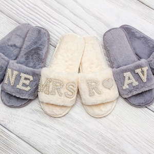 Personalized Fluffy Slippers, Bridesmaid slippers, Bachelorette gifts, Spa slippers, Slumber party, Bridesmaid gift, Wedding slippers-pearls