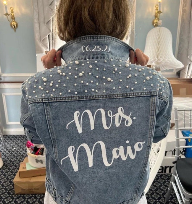 Mrs Bridal Jacket, Wedding Jacket, Bride Jean Jacket, Customized Denim Jacket, Bridal Jacket, Bride gift, Bridal Shower Gift, Wifey jacket, Bride to be Jacket, Personalized Jacket, Wedding Pearls Jacket, Date under the collar, Plus size jacket