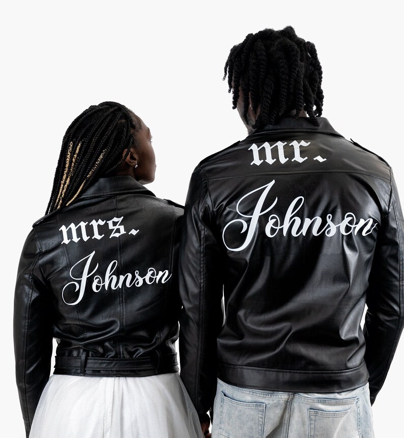 K&ouml;nnte beinhalten: Zwei schwarze Lederjacken mit wei&szlig;em Text auf dem R&uuml;cken. Die Jacke links sagt "mrs. Johnson" und die Jacke rechts sagt "mr. Johnson".