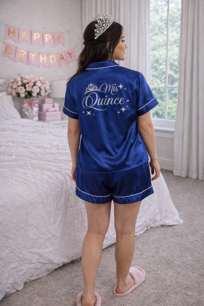 Puede incluir: Un juego de tres tazas de cer&aacute;mica con un acabado moteado y mate. Cada taza presenta un color diferente: azul claro, crema y gris. Las tazas tienen un dise&ntilde;o simple y moderno y un asa c&oacute;moda.