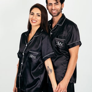 Satin Pajamas, Customized Pjs for Couple, Mr and Mrs Pajamas, Groom and Bride Pajamas, Anniversary gift, Wedding gift, Gift for him, Gift for her, Personalized pjs, Wedding gift, Matching Pajamas