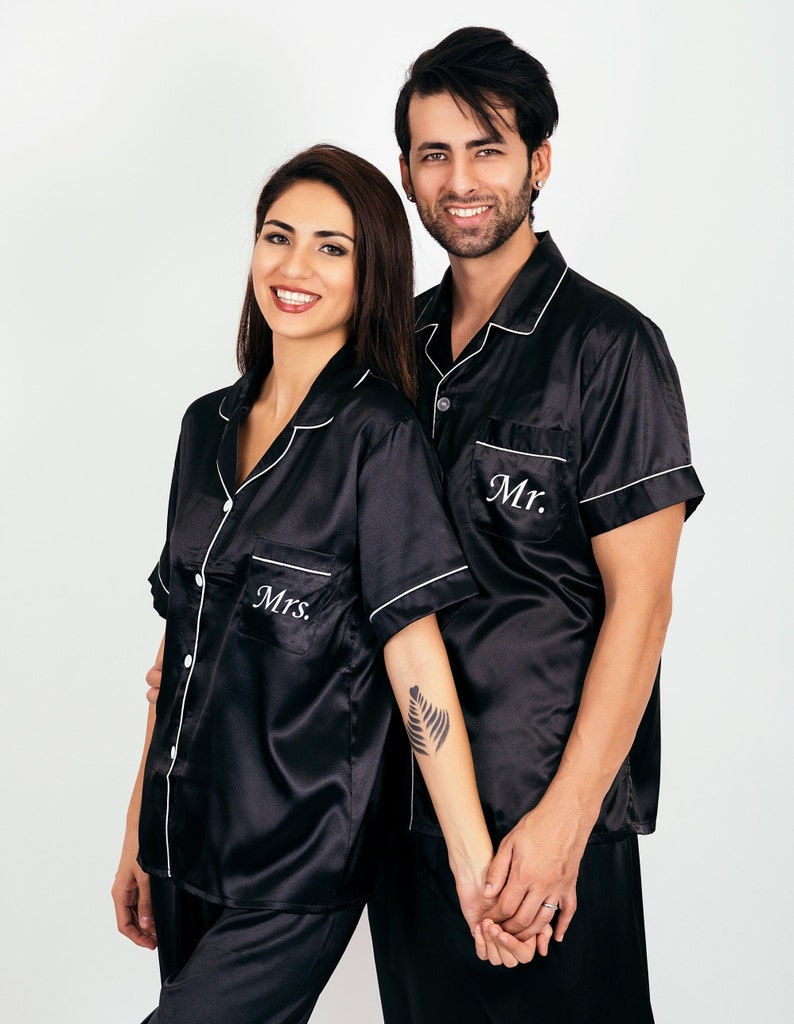 Satin Pajamas, Customized Pjs for Couple, Mr and Mrs Pajamas, Groom and Bride Pajamas, Anniversary gift, Wedding gift, Gift for him, Gift for her, Personalized pjs, Wedding gift, Matching Pajamas