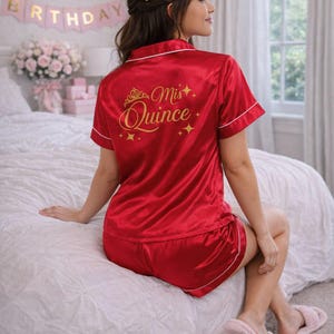 Puede incluir: Una taza de cer&aacute;mica blanca con un asa negra y el texto "But First, Coffee" en negro y negrita. La taza est&aacute; sobre una superficie de madera. La taza mide aproximadamente 10 cm de alto.