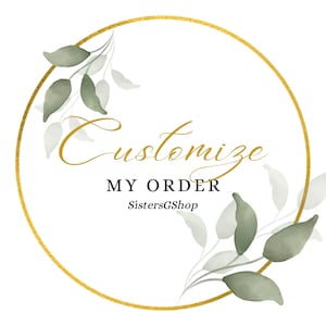 Op de afbeelding: Een gouden cirkel met een bladgroen aquarelontwerp rond de rand. De tekst "Customize My Order" staat in het midden van de cirkel, met de tekst "SistersGShop" eronder.