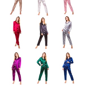 Puede incluir: Nueve conjuntos de pijama de sat&eacute;n en varios colores, incluyendo beige, blanco, rosa, rojo, negro, plateado, morado, verde y azul. Cada conjunto incluye una camisa abotonada y pantalones. Una tabla de tallas est&aacute; abajo.