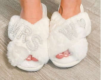 Custom Mrs Pearls Fluffy Slippers, Bride Gift, Bridal Shower, Bridal Fluffy Cross Pearls slippers, Bachelorette Party Gift Slippers-patches